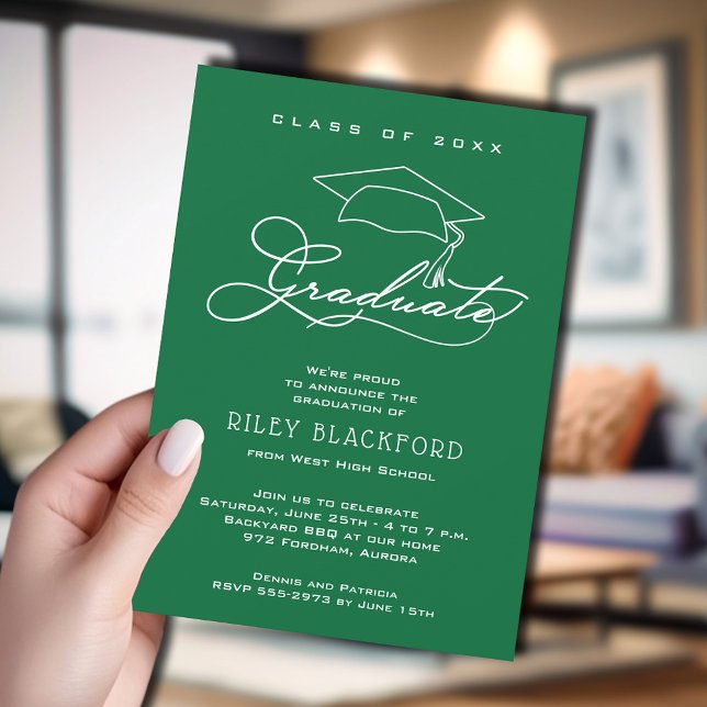 Moderna Invitación de Grado Verde Gorra (Green graduation announcement cards feature your details in chic white lettering.)