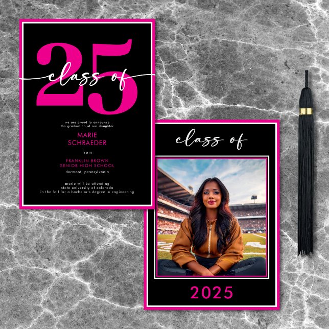 Moderna Invitación de graduación de guiones rosado (Modern Minimal Pink Script Graduation Announcement)