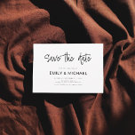 Moderna Invitación elegante de bodas salva la fech<br><div class="desc">Una sobria y moderna elegancia salva la tarjeta de invitación boda de fecha. Personalice este minimalista diseño de invitación a la boda en blanco y negro para tener sus datos personales y su mensaje.</div>