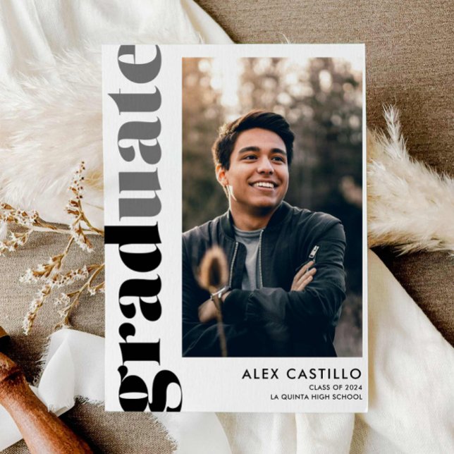 Moderna Invitación simple de graduación fotográfic (Modern Black and White Photo Graduation Announcement)