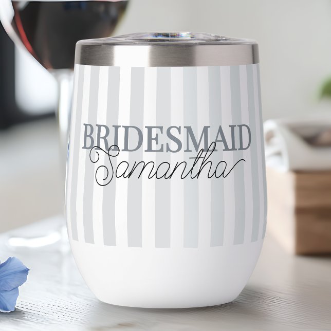Moderna línea de comandos a rayas Nombre de dama d (Modern Striped Script Name Personalized Bridesmaid Thermal Wine Tumbler)