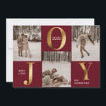 Moderna Moda Rojo y Oro Alegría Feliz Navidad Foto<br><div class="desc">Faux Gold y Red Navidad Holiday Card. La elegante combinación de falsos acentos dorados y rojo clásico crea una moda de diseño moderno. Perfecto para compartir una foto de una pareja o familia, esta tarjeta es una hermosa manera de compartir saludos de vacaciones. Fácilmente personaliza con tu propio nombre y...</div>