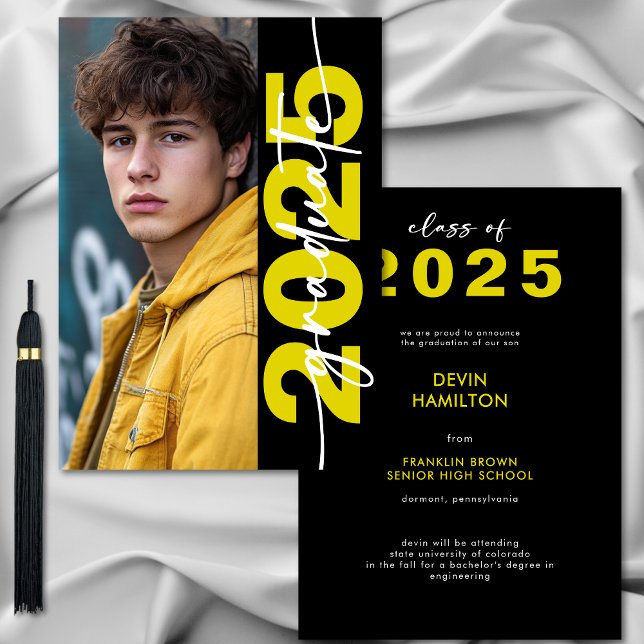 Moderna negrita tipografía amarilla Invitación de  (Modern Bold Yellow Typography Grad Announcement)