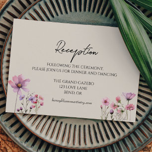 Moderna recepción de casamiento con flores silvest