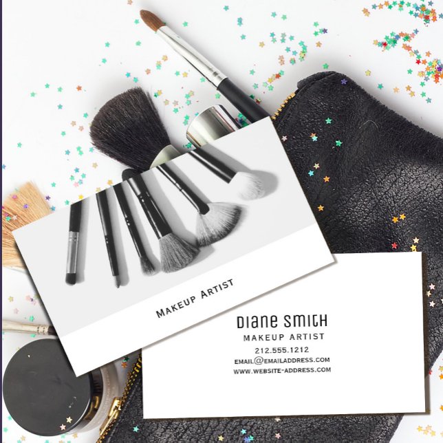 Moderna tarjeta de presentación de artistas de maq (Modern Makeup Artist Business Card with Brush #zazzlemade #salonbusinesscard #blackandwhite #chic)