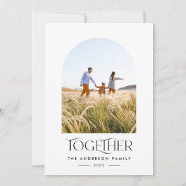 Moderno arco rojo fotográfico junto a la tipografí