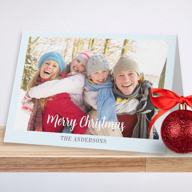 Moderno Elegante Foto Personalizada Navidad Azul H (A modern Christmas card featuring a custom family photo and name on an ice blue background)