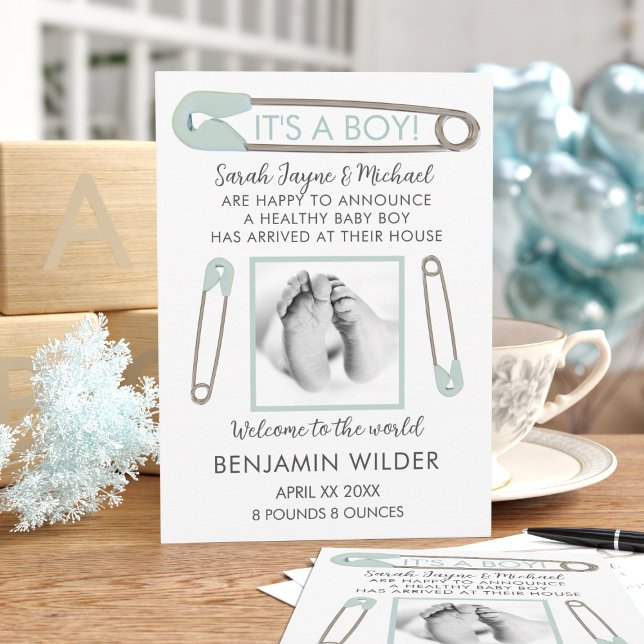 Moderno es el anuncio del nacimiento de un niño be (Upload your baby photo and add your message to this blue diaper pin birth announcement card)