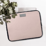 Moderno Funda de portátiles Rubor de estilo rosa<br><div class="desc">Una funda nórdica rosa pastel. Añada sus iniciales a la placa de color plateado falso que tiene un aspecto 3D pero es un efecto visual y plano impreso.</div>