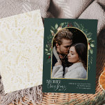 Moderno Greenery Gold Arch Feliz Navidad 1 Foto<br><div class="desc">Este diseño presenta un moderno arco verde con un delicado marco dorado purpurina con un contorno de marco blanco con una sola foto vertical. Para realizar cambios avanzados, seleccione la opción 'Hacer clic en el personalizar más adelante' en la sección 'Personalizar esta plantilla'. Aquí puede editar/agregar cuadros de texto, color...</div>