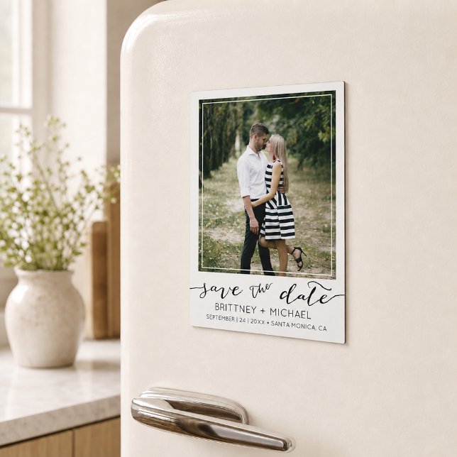 Moderno guardar la fecha con foto personalizada Bl (Announce your wedding with this modern custom photo save-the-date design. )