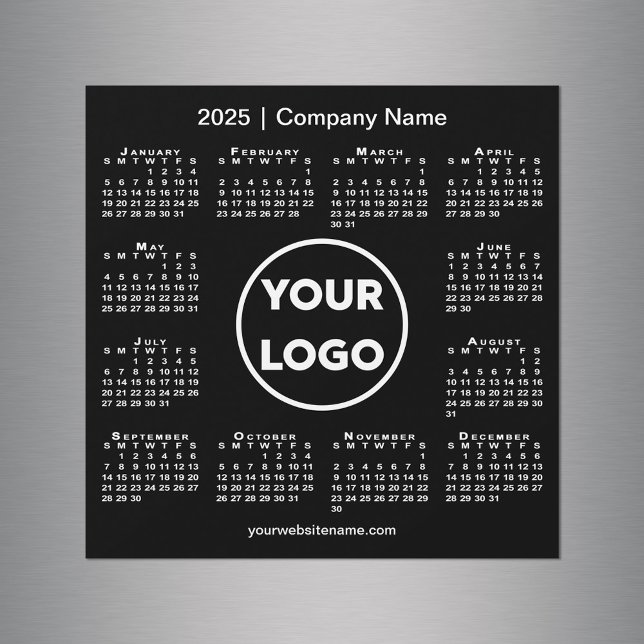 Moderno logo de la Compañía de Calendario 2025 en  (Modern 2025 Calendar Company Logo on Black Magnet in situ)