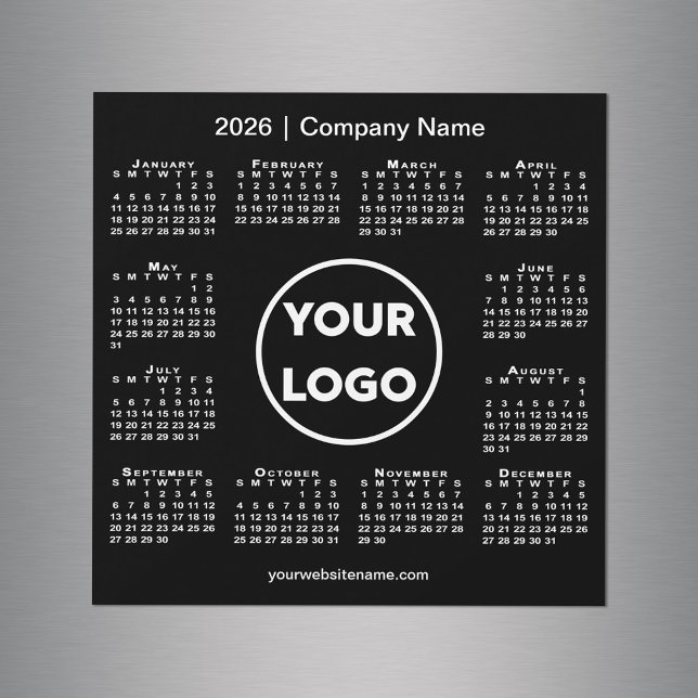 Moderno logo de la Compañía de Calendario 2026 en  (Modern 2026 Calendar Company Logo on Black Magnet, in situ)