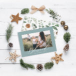 Moderno mínimo 1 Navidad de fotografía con guión b<br><div class="desc">Moderna carta mínima bendecida por follaje de Navidades de vacaciones. El eucalipto pintado a mano,  el follaje mínimo y la moderna corona rústica de mimbre le dan a esta tarjeta un ambiente lujoso. En verdes,  marrones y grises elegantes.</div>
