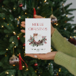 Moderno Mínimo Feliz Navidad Berry Rojo Botánico<br><div class="desc">¡Envíe un hermoso saludo de vacaciones esta temporada con esta moderna tarjeta de Navidades botánicos Merry Minimal Christmas Red Berry! Esta elegante y festiva tarjeta hará que el destinatario se sienta como en casa. Con una tipografía moderna de ligadura que dice "Feliz Navidad", los cálidos tonos de pino verde, eucalipto,...</div>