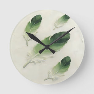 Moderno reloj de pared con plumas verdes en textur