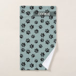 Moderno Sage Green Cute Paw Patrón de impresión Pe<br><div class="desc">¿Por qué usar una tela gastada para limpiar las patas de tu perro después de un paseo fangoso? ¡Estará tan feliz de tener una bonito, una toalla personalizada (y nadie la volverá a robar para limpiar el suelo de la cocina)! Patrón de impresión de pata con nombre para personalizar. Colores...</div>