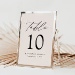 Moderno y elegante Script Cream Boda Número de tab<br><div class="desc">Tarjetas de números de tabla minimalistas y modernas con letras modernas de color negro con "Table" en escritura moderna de caligrafía. El diseño tiene un fondo crema o un color de su elección. El diseño se repite en la parte posterior. Para solicitar las tarjetas de tabla crema: agregue su nombre,...</div>