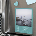 Moderno y simple Guardar el imán Verde azulado de<br><div class="desc">Esta tarjeta magnética es una excelente manera de hacer saber a sus amigos y familiares que deben guardar la fecha para su próximo boda. Presenta un diseño sencillo, moderno, artístico y minimalista con una foto cuadrada sobre un fondo verde azulado, turquesa o acuático con texto blanco. La fecha se muestra...</div>