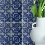 Molesto Azulejo Portugués Azulejo Azul Gris Mosaic<br><div class="desc">Presentamos un excepcional diseño cerámico que muestra un cautivador patrón de mosaico geométrico en tonos azules y grises. Inspirándose en las atemporales baldosas portuguesas de Azulejo,  este patrón se destaca bellamente en un contexto de piedra templada.</div>