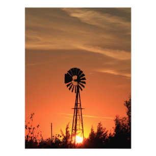 Molino de viento de Kansas Country con nubes, foto