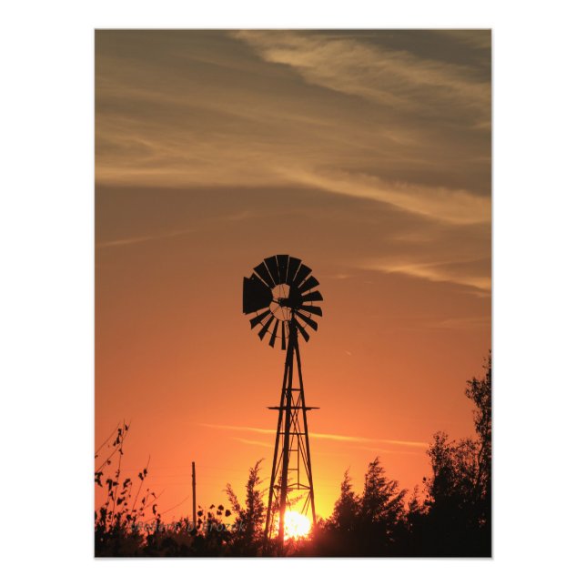 Molino de viento de Kansas Country con nubes, foto (Frente)