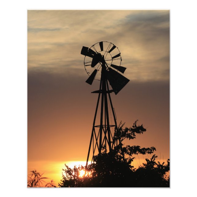 Molino de viento de Kansas Country con nubes, foto (Frente)