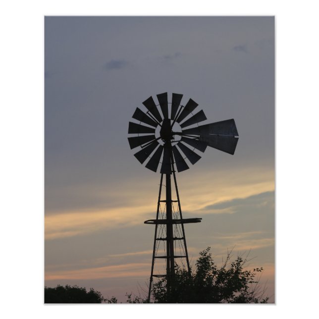 Molino de viento de Kansas Country con nubes, foto (Frente)