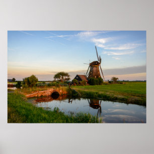 Molino de viento en el campo en Holanda póster