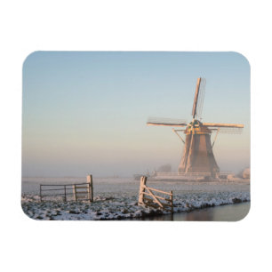 Molino de viento en la nieve al amanecer imán rect