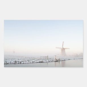 Molino de viento en la nieve en el pegatina rectan