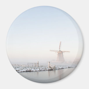 Molino de viento en la nieve en imán invernal