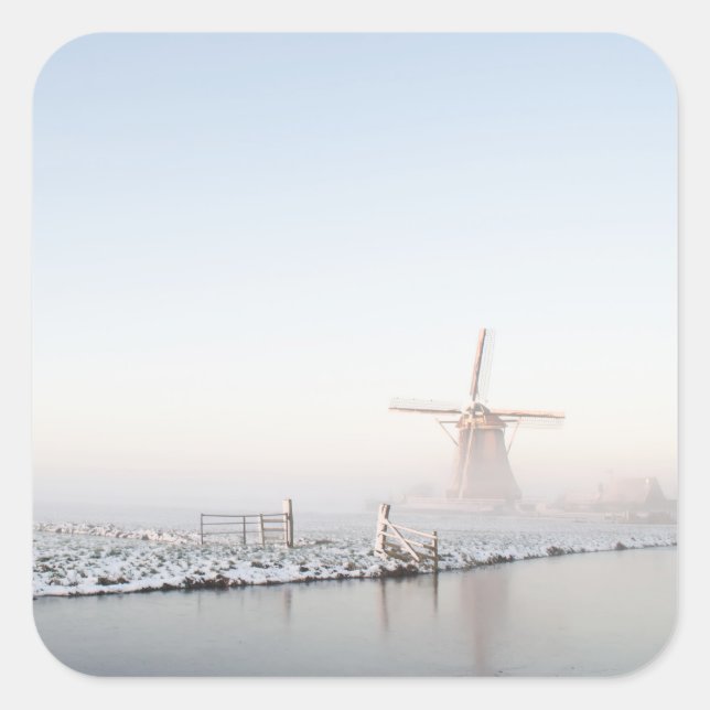 Molino de viento en la nieve en pegatina invernal (Anverso)