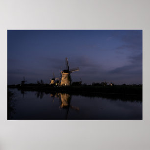 Molino de viento iluminado en la Hora Azul póster