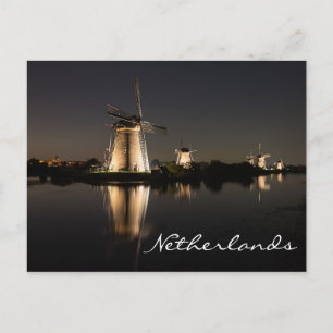 Molino de viento iluminado por la noche postal nee