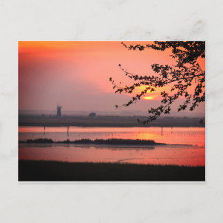 Molino de viento norfolk en la postal de puesta de