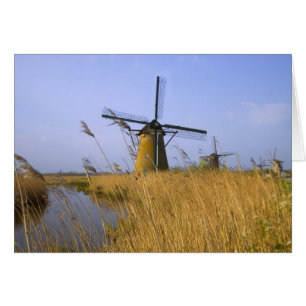 Molinos de viento a lo largo del canal en Kinderdi