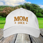 MOM 20XX gorra de béisbol bordada oro / blanco<br><div class="desc">Gorras bordados: gorra de béisbol de moda blanca y dorada clásica con texto "MOM" y personalizado 20XX para mamás frescas,  Día de la Madre,  cumpleaños de abuela / gorras de familia</div>