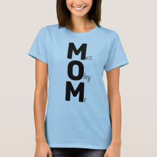 MOM (debe obedecerme) Diciendo camiseta de texto n