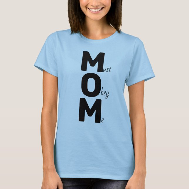 MOM (debe obedecerme) Diciendo camiseta de texto n (Anverso)