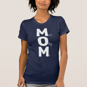 MOM (debo obedecerme) Diciendo camiseta de texto b