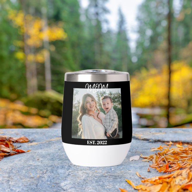 Mom Established, Black Script, Photo Wine Tumbler (Al aire libre (girado))