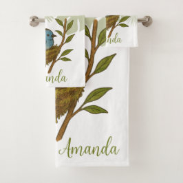 Monarca de paja negra enclavada entre las hojas