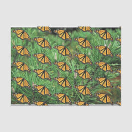 Monarcas de papel de tejidos en los arcos de pino