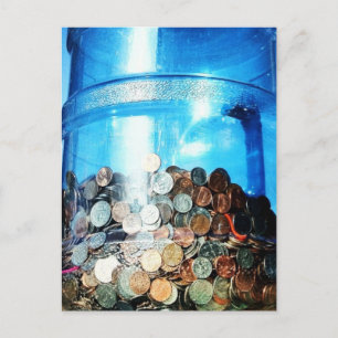 Monedas de dinero ahorradas en una postal de 5 gal
