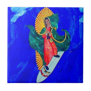 monja surfeando en azulejo azul
