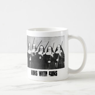 Monjas con la taza de café de los armas