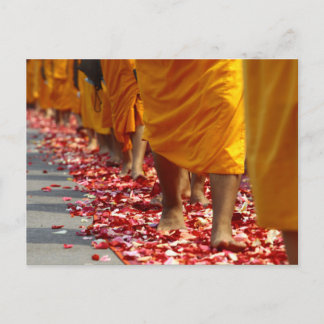 Monjes budistas caminando con tarjeta postal