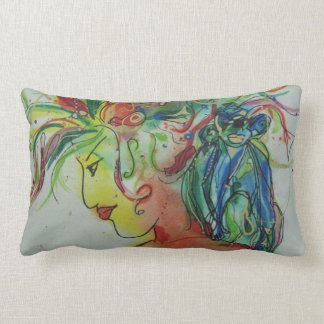 Mono con la almohada de la mujer