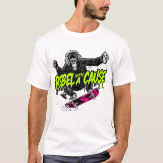 Mono de camiseta haciendo skateboarding